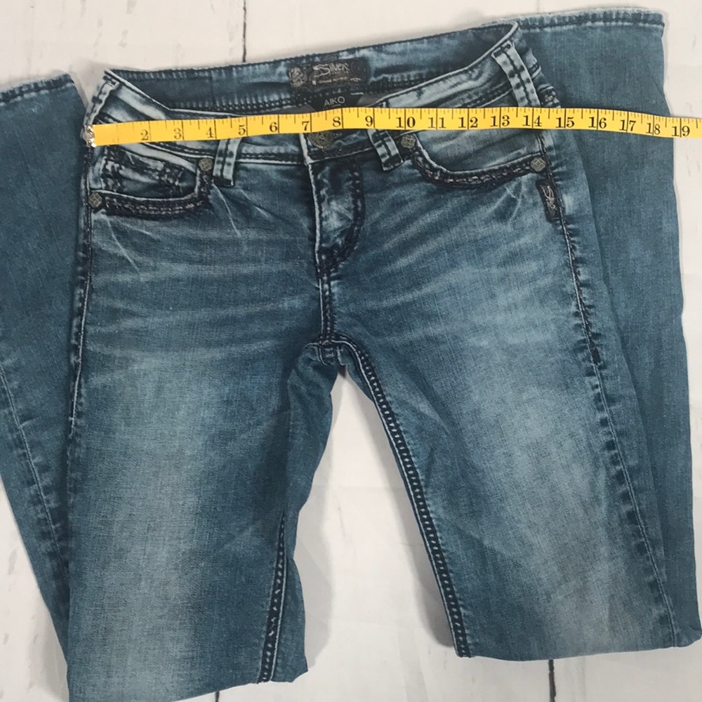 Silver Jeans aiko mid rise slim style
Size 26 Slim fit jeans medium wash denim - Picture 5 of 9